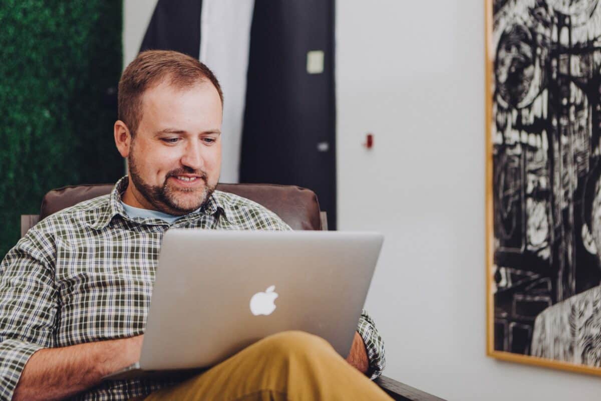 Man looking at splash and utilization monitor on his computer