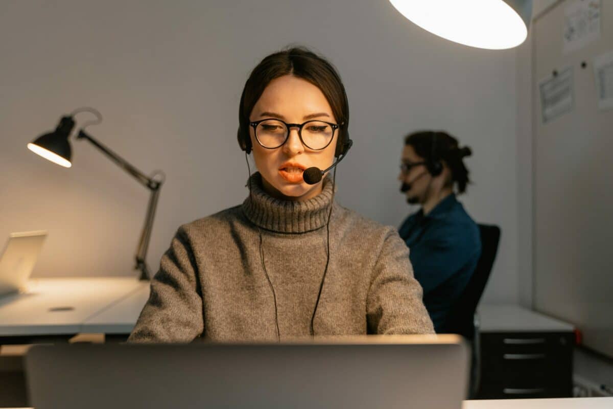 Customer support agent on the phone with a client